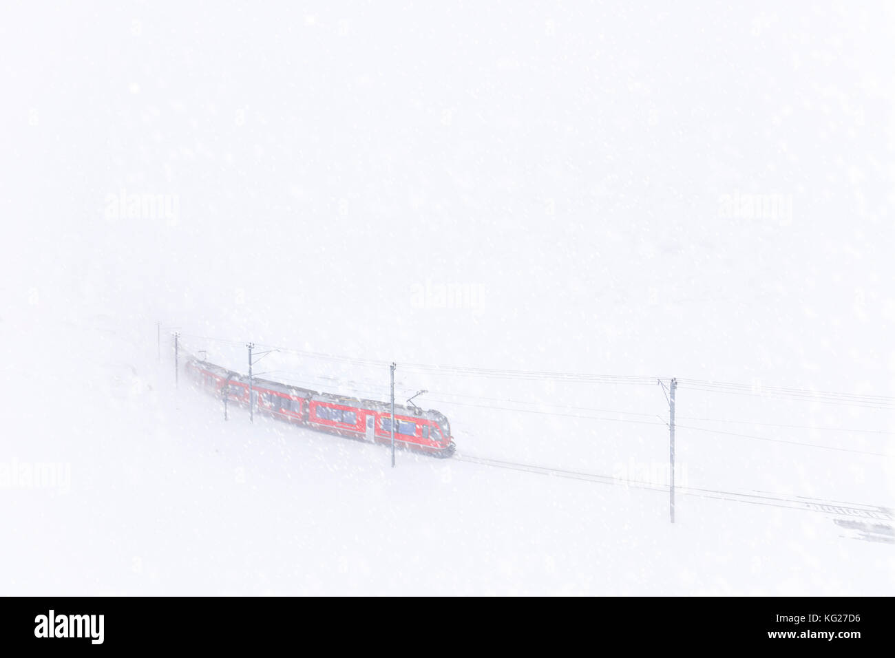 Bernina Express am Bernina Pass bei einem Schneesturm, Engadin, Kanton Graubünden, Schweiz, Europa Stockfoto