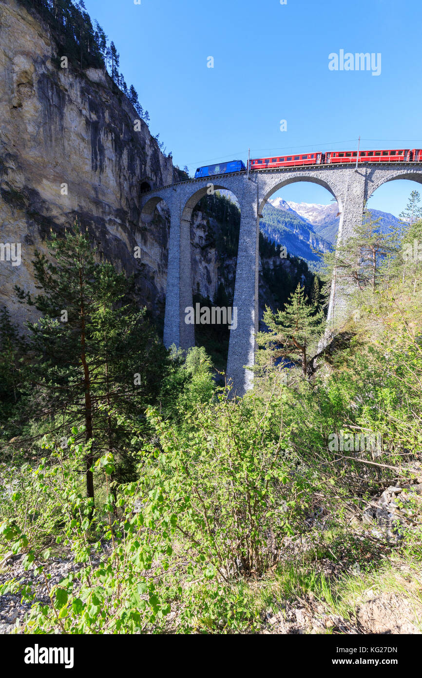 Bernina Express Zug auf Landwasser Viadukt, UNESCO-Weltkulturerbe, filisur, Albula Region, Kanton Graubünden, Schweiz, Europa Stockfoto
