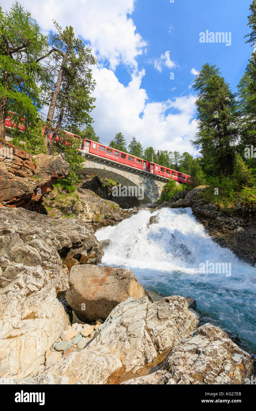 Bernina Express über eine alpine Creek, morteratsch, Engadin, Kanton Graubünden, Schweiz, Europa Stockfoto