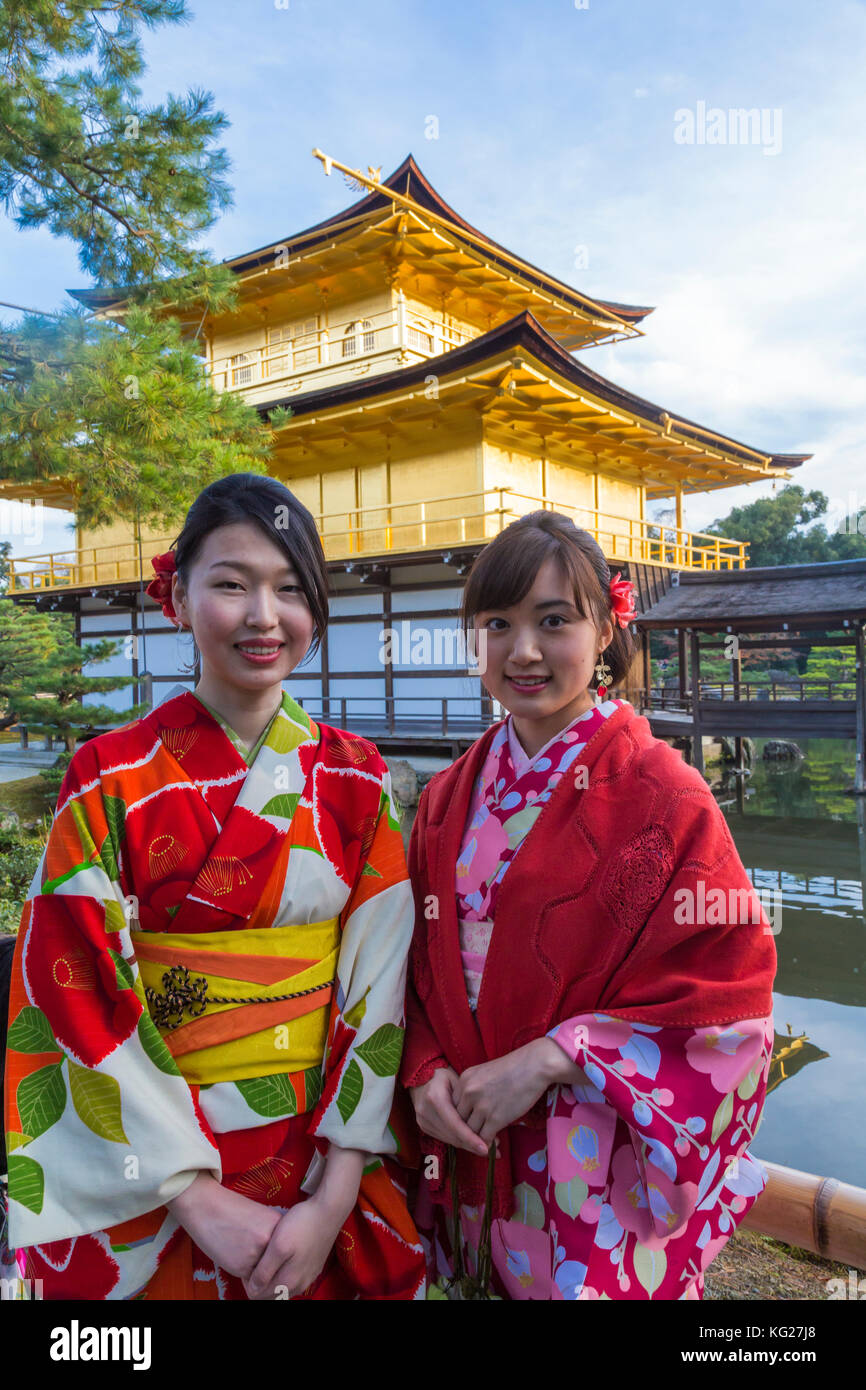 Frauen in traditionellen japanischen Kimonos vor dem Goldenen Pavillon Tempel (Kinkaku-ji) in Kyoto, Japan, Asien Stockfoto