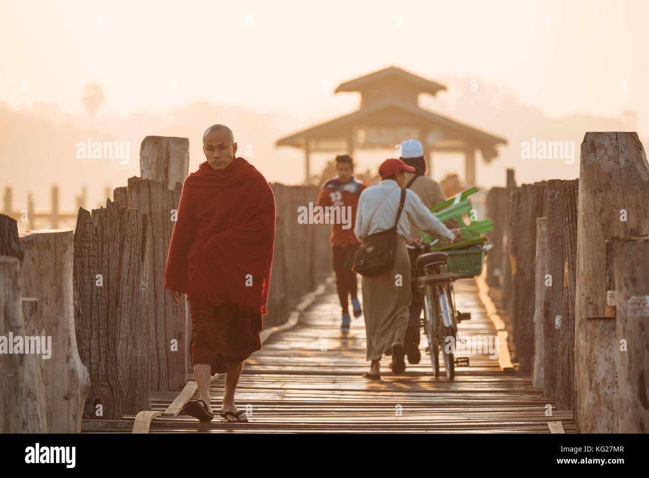 Am frühen Morgen des Fußgängerverkehrs auf u-bein Brücke, amarapura, Mandalay, Mandalay, Myanmar (Birma), Asien Stockfoto