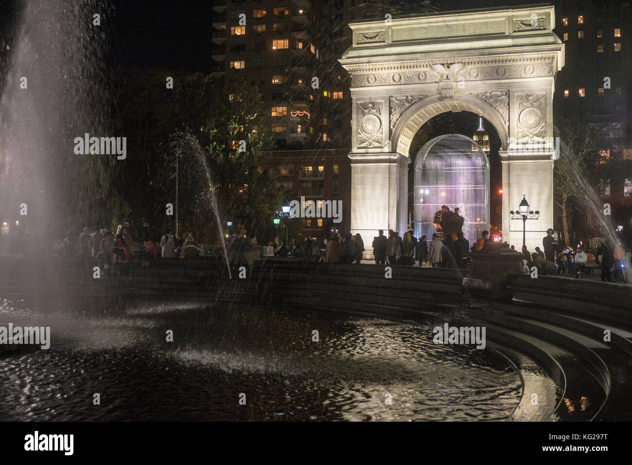 New York, NY 27. Oktober 2017 - Ai Weiwei ssculpture's Gute Zäune machen gute Nachbarn Installation'' unter dem Bogen in den Washington Square Park Credit: © Stacy walsh Rosenstock/alamy Stockfoto