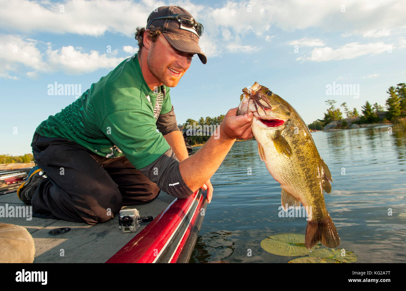 Mann heben largemouth Bass Stockfoto