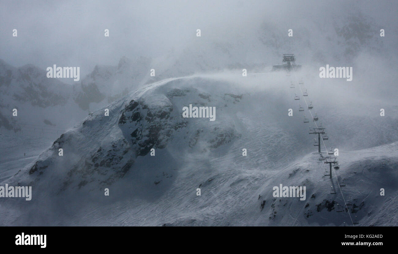 Blizzard in Alpen, Winter Skigebiet Landschaft mit stürmischem Wetter Stockfoto