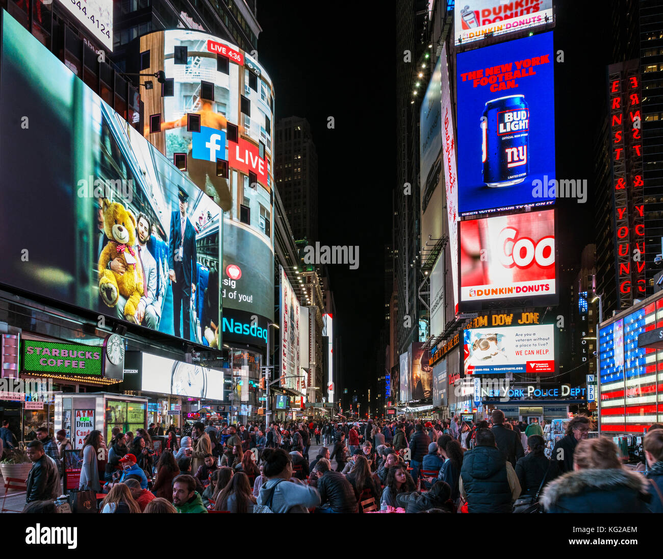 Times Square, New York City bei Nacht. Menschenmassen in Times Square an einem Herbstabend, Midtown Manhattan, NY, USA Stockfoto