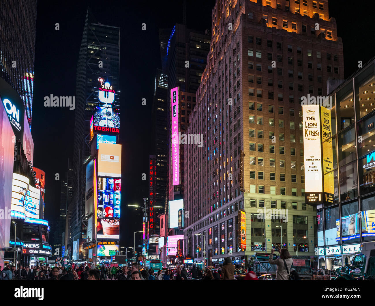 Times Square, New York City. Menschenmassen auf dem Times Square an einem Herbst-Abend, Midtown Manhattan, NY, USA Stockfoto