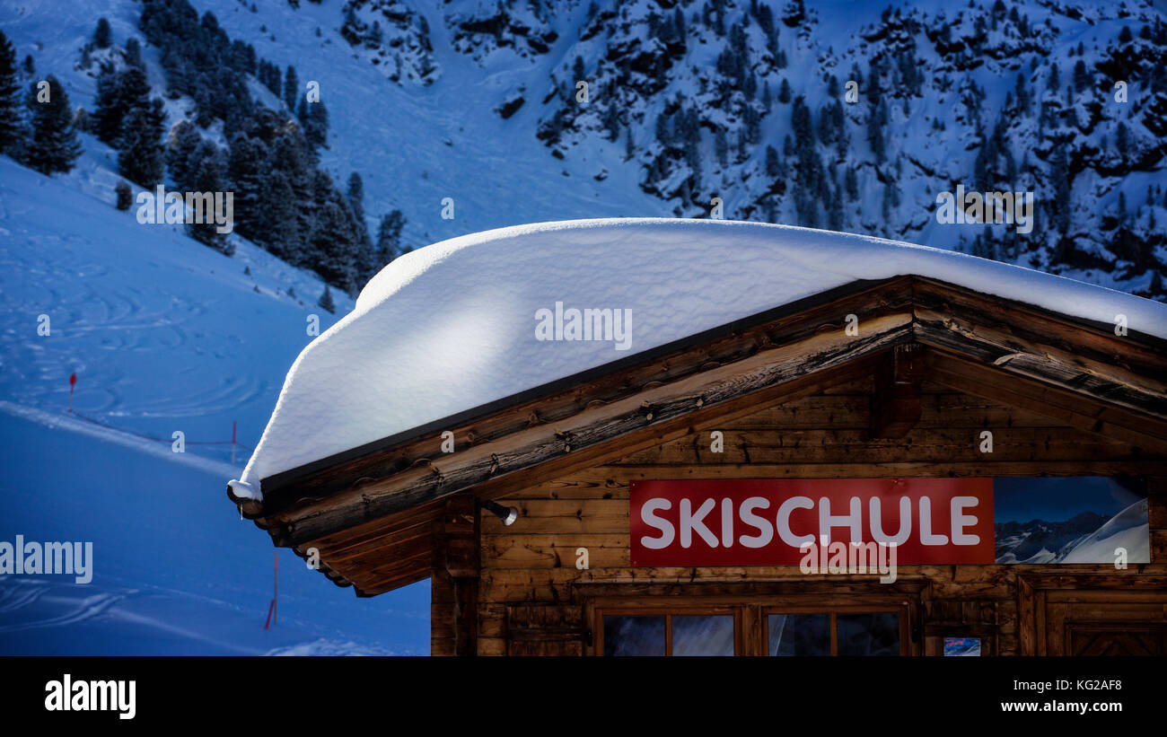 Schnee bedeckte Dach des Ski School Hut Stockfoto