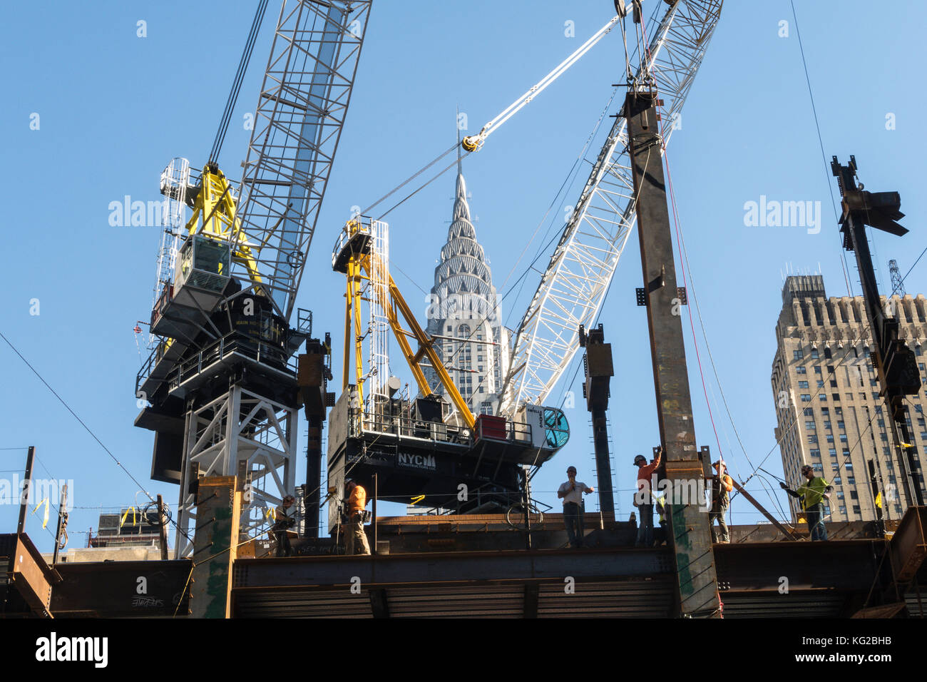 Hallo-rise Konstruktion mit Handwerkern in Midtown Manhattan, New York City, USA Stockfoto