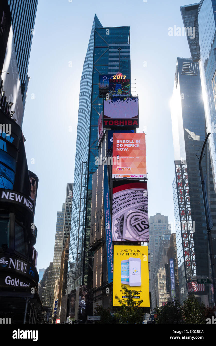 Bunte Werbung elektronisch Bildschirme in Times Sq., New York City, USA Stockfoto