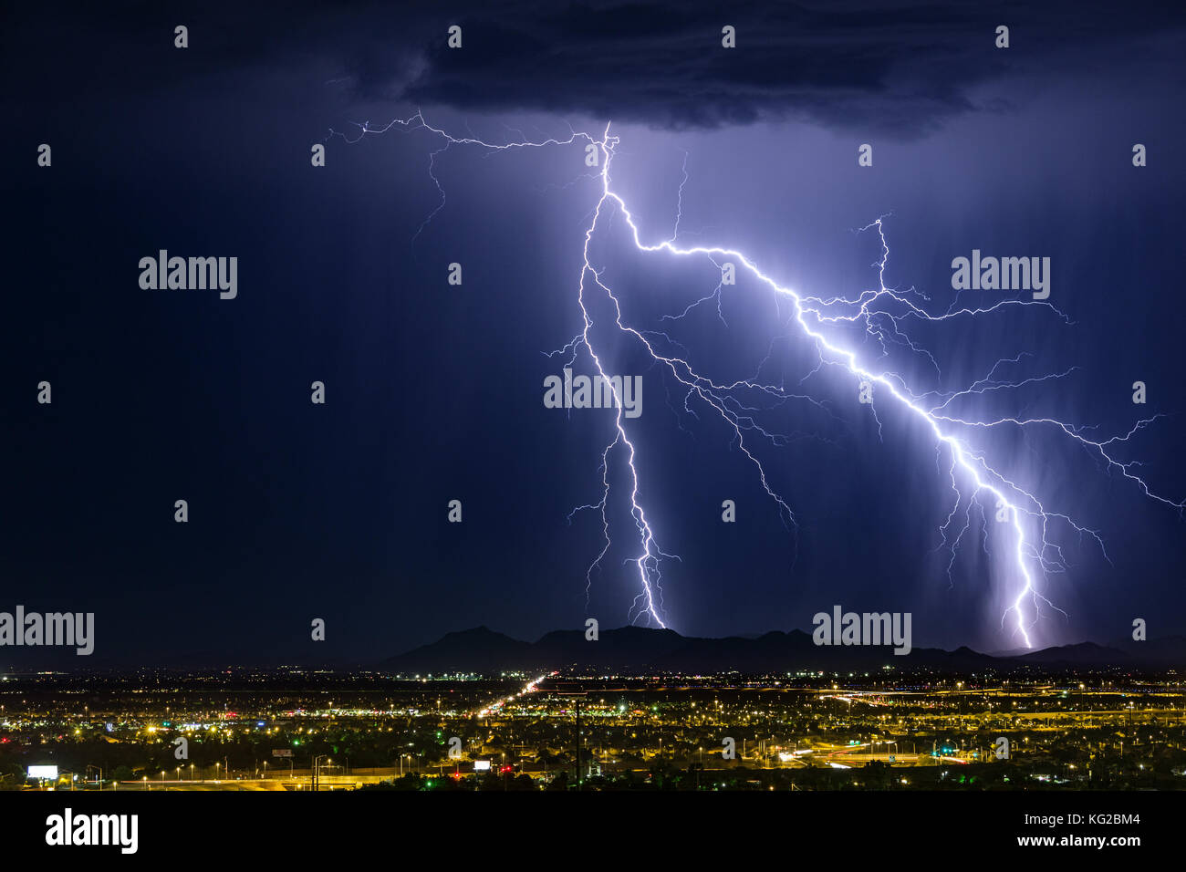 Während eines Gewitters in Phoenix, Arizona, trifft ein Blitz die Santan Mountains Stockfoto