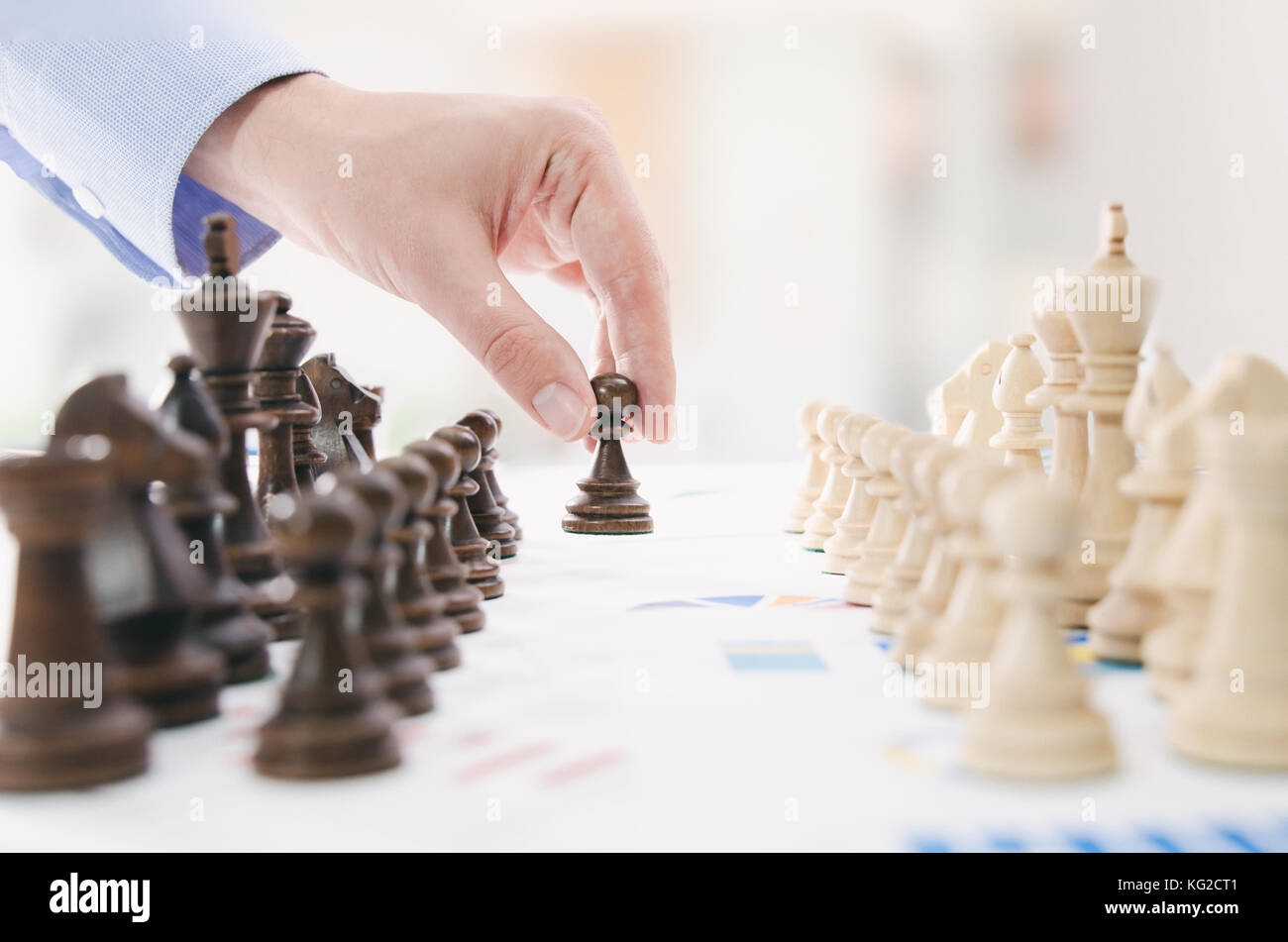 Schach Financial Business Strategie Konzept. Teamleiter holding Schachfigur. Stockfoto