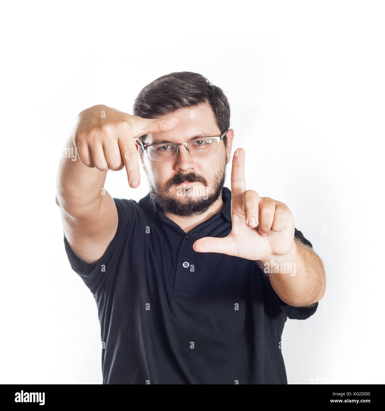 30 Jahre alt kaukasischen Mann seine Hand in Rahmen oder einer Form Hand halten Stockfoto