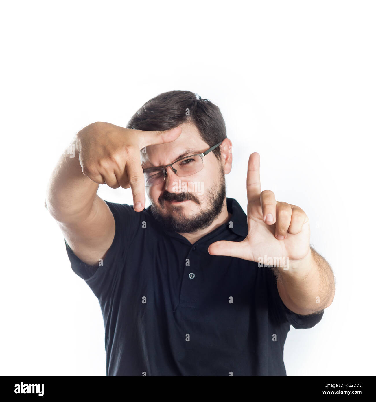 30 Jahre alt kaukasischen Mann seine Hand in Rahmen oder einer Form Hand halten Stockfoto