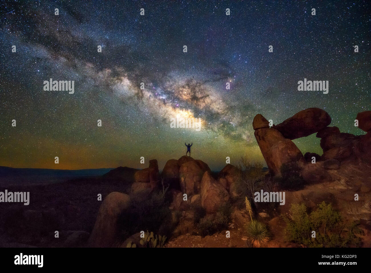 Milchstraße am Balanced Rock, Big Bend Nationalpark, Texas USA. Sternbild und Galaxie Stockfoto