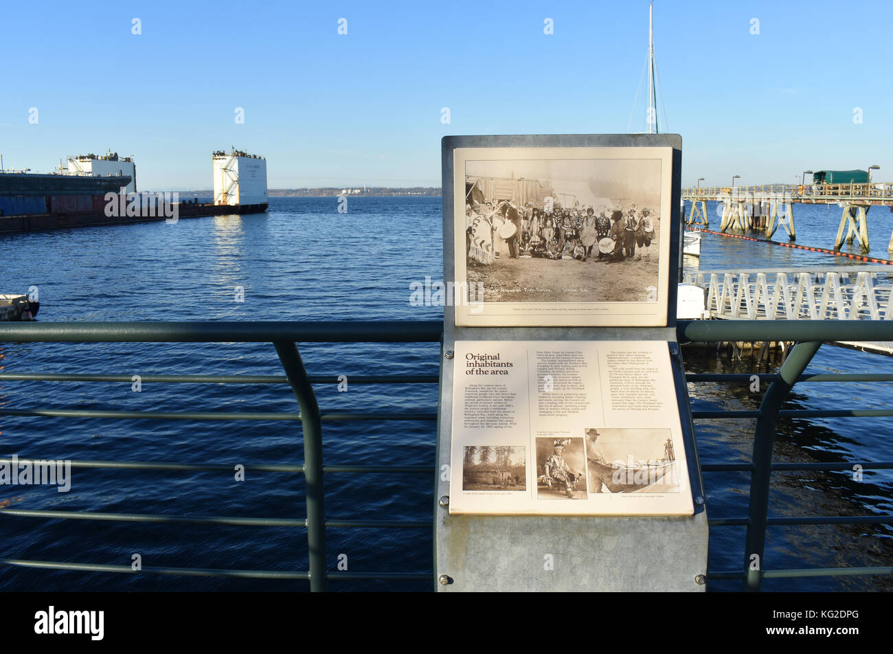Geschichte der ursprünglichen Bewohner der Bellingham Bay Area. Alte Fotos und die Geschichte sind vor ein Geländer an der Bellingham Cruise Te Stockfoto