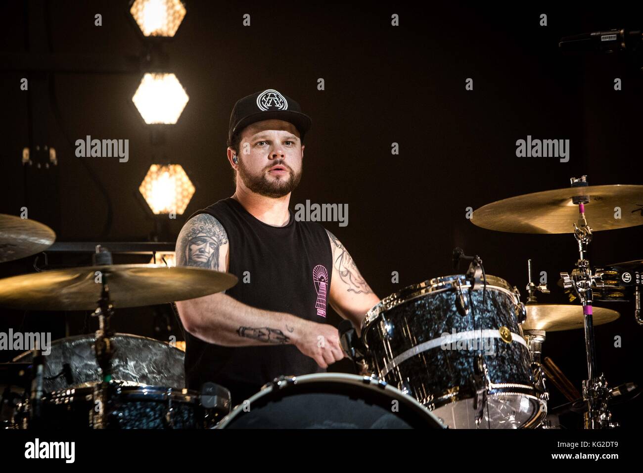 Mailand, Italien. 02 Nov, 2017. ben Thatcher der englischen Rockband königliche Blut dargestellt auf der Bühne als Sie leben auf fabrique in Mailand Italien durchführen. Credit: Roberto finizio / Pacific Press/alamy leben Nachrichten Stockfoto