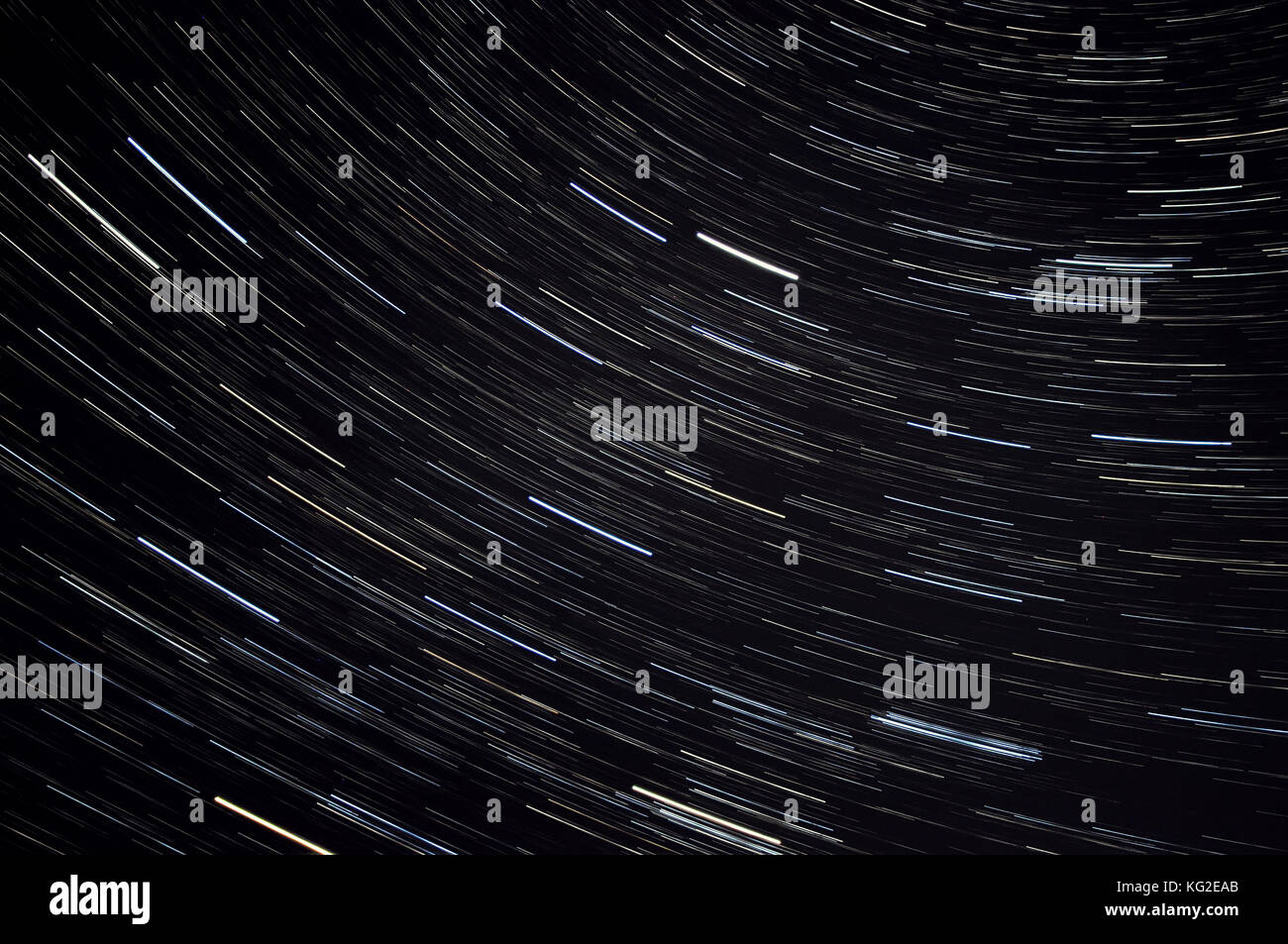 Abstract dekorative Raum Hintergrund mit Spuren von Sternen in der Form der Titel gegen den schwarzen Nachthimmel Stockfoto