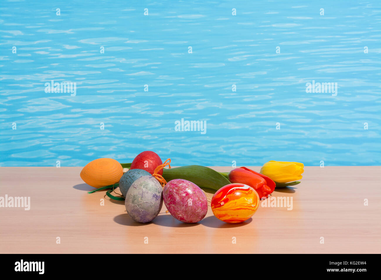 Ostern in Pool, Wellness und Relax. Eier und Wasser Hintergrund für Party und Spa Stockfoto