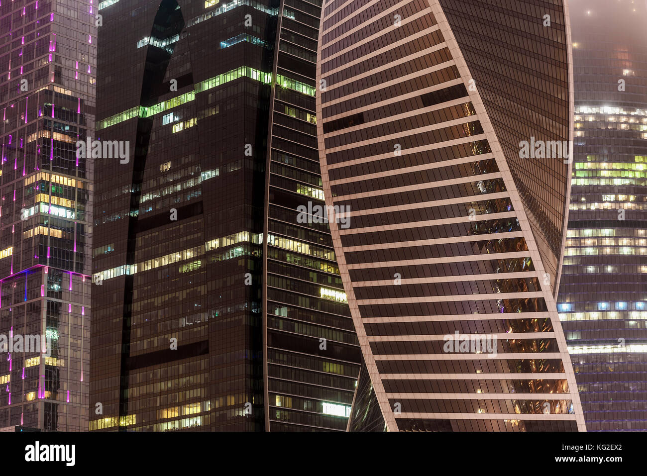 Abstrakte hi-tech-Hintergrund von Fragment moderne elevation Büro Gebäude aus Stahl und Glas mit Lichtern in der Nacht in die Nebelscheinwerfer eingeschaltet Stockfoto