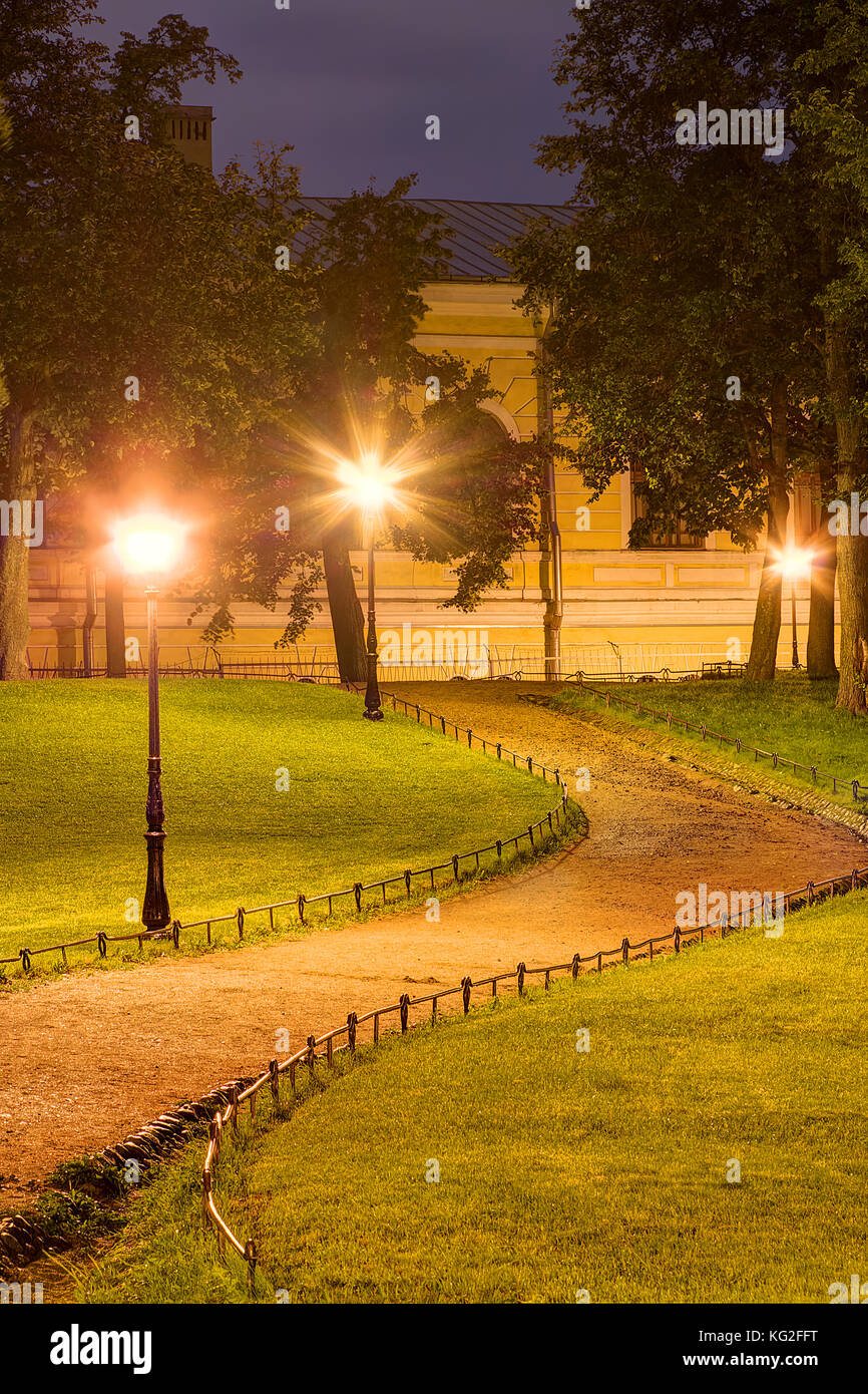 Nacht Blick auf Wanderweg in yusupov Garten, St. Petersburg, Russland Stockfoto