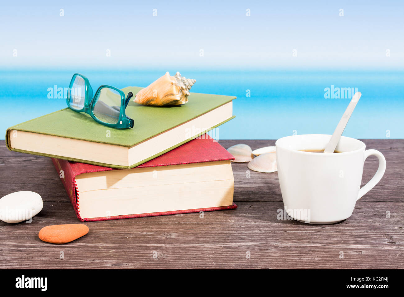 Tropische Meer vom Boot aus gesehen. Buch und Kaffee auf Tisch. Lesen und Entspannen im Urlaub Stockfoto