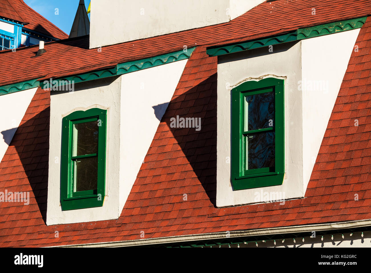 Zwei Fenster auf dem Dach der Dachboden im Haus im deutschen Stil, Helen, USA Stockfoto