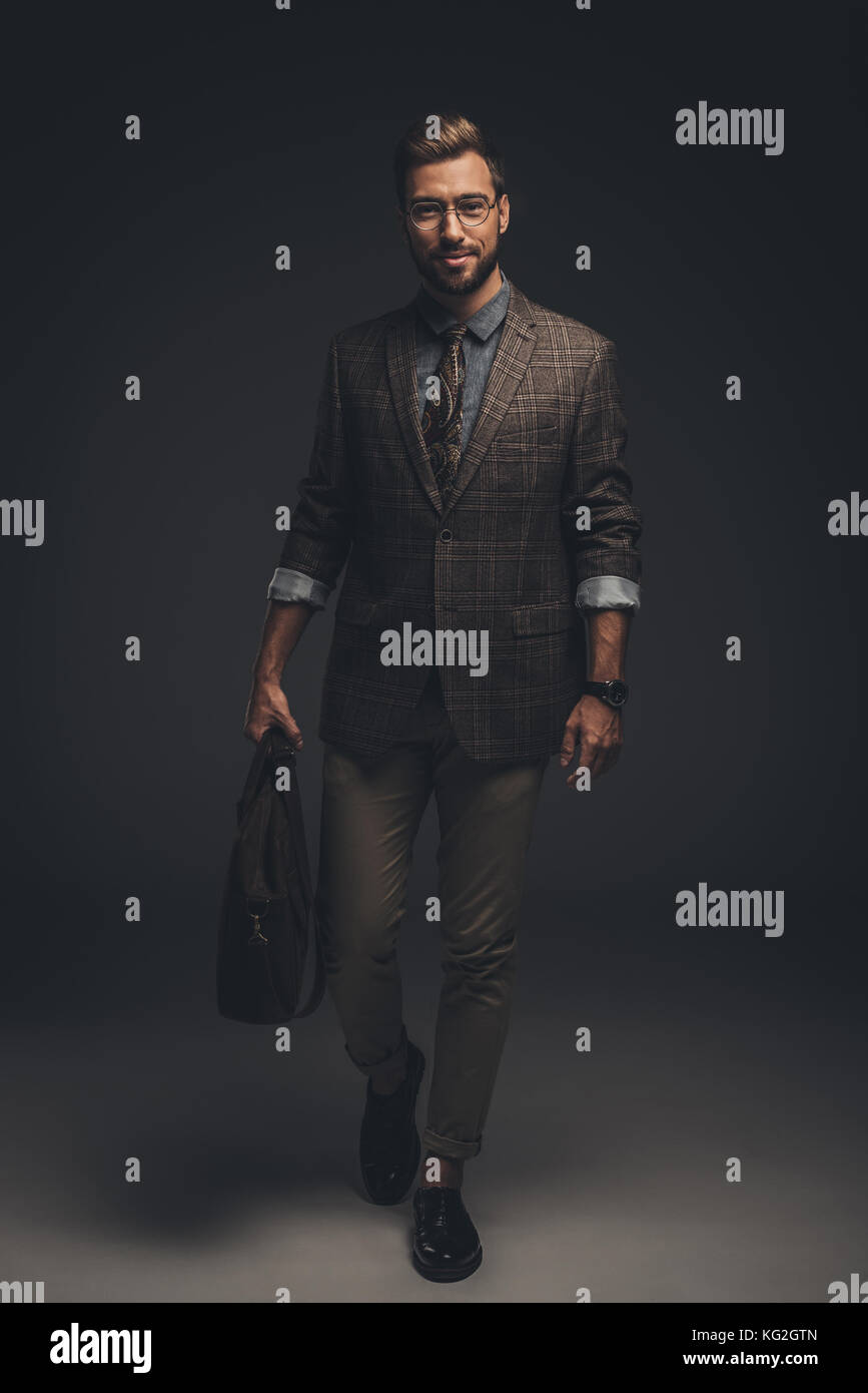 Mann im Anzug mit Aktenkoffer Stockfoto