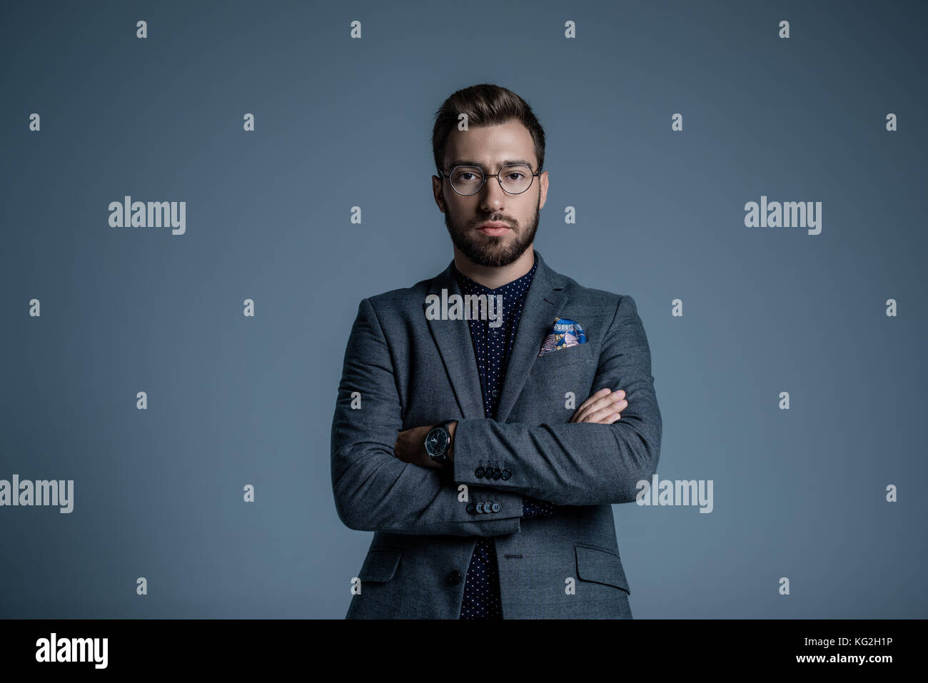 Geschäftsmann mit verschränkten Armen Stockfoto