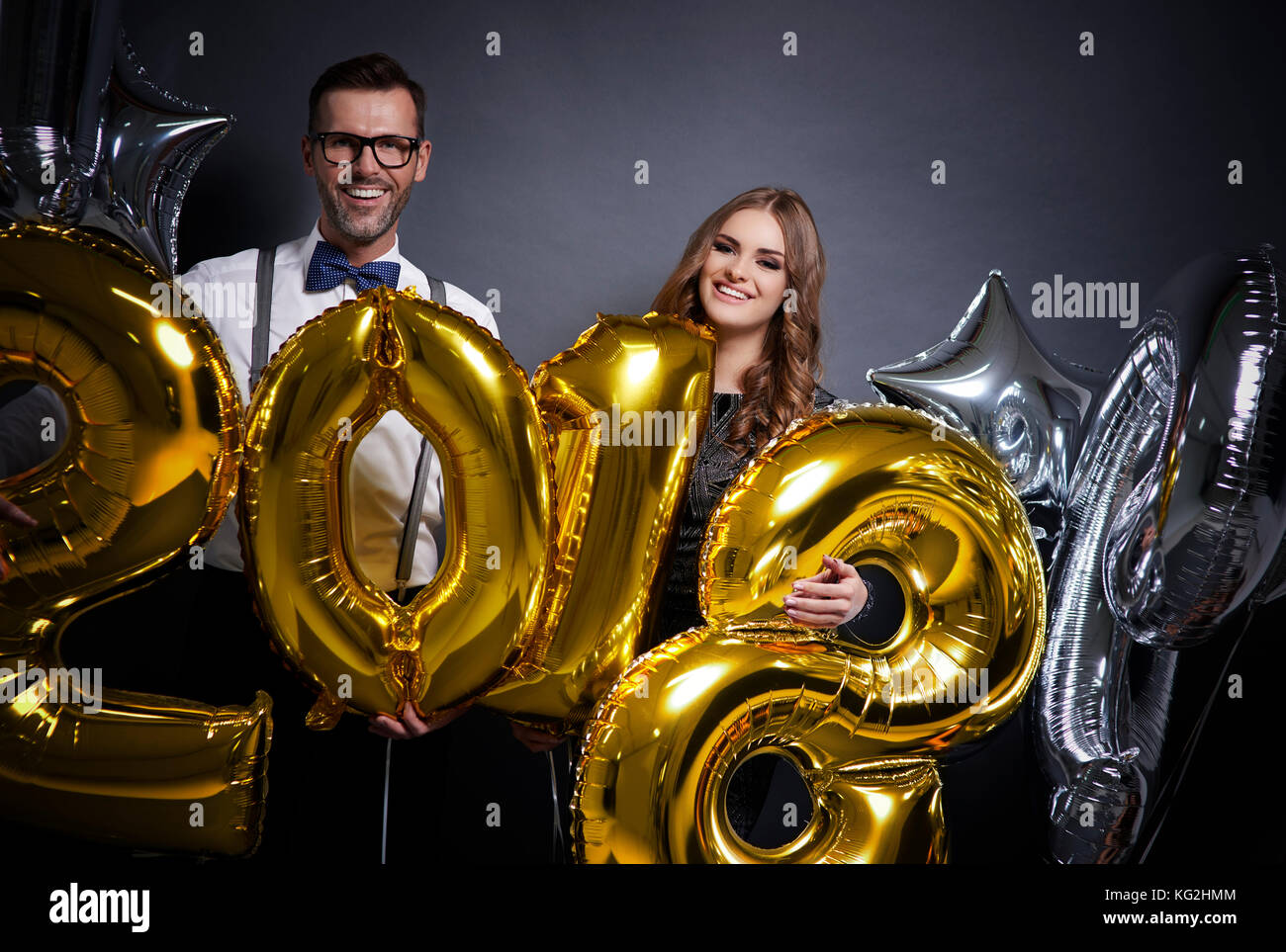 Freundliche paar Holding neue Jahr Ballons Stockfoto