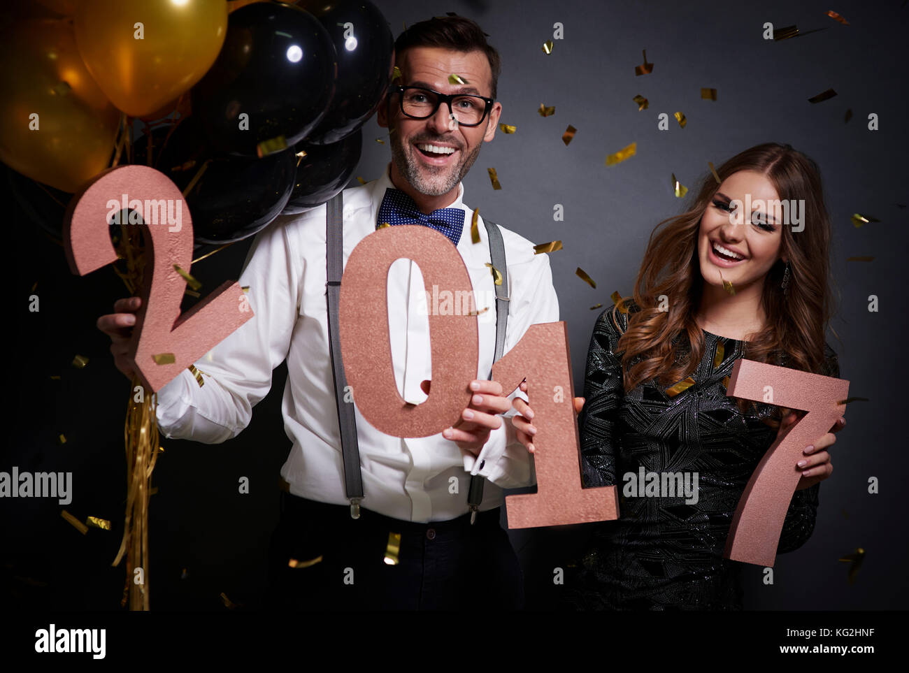 Paar warten auf Silvester Stockfoto