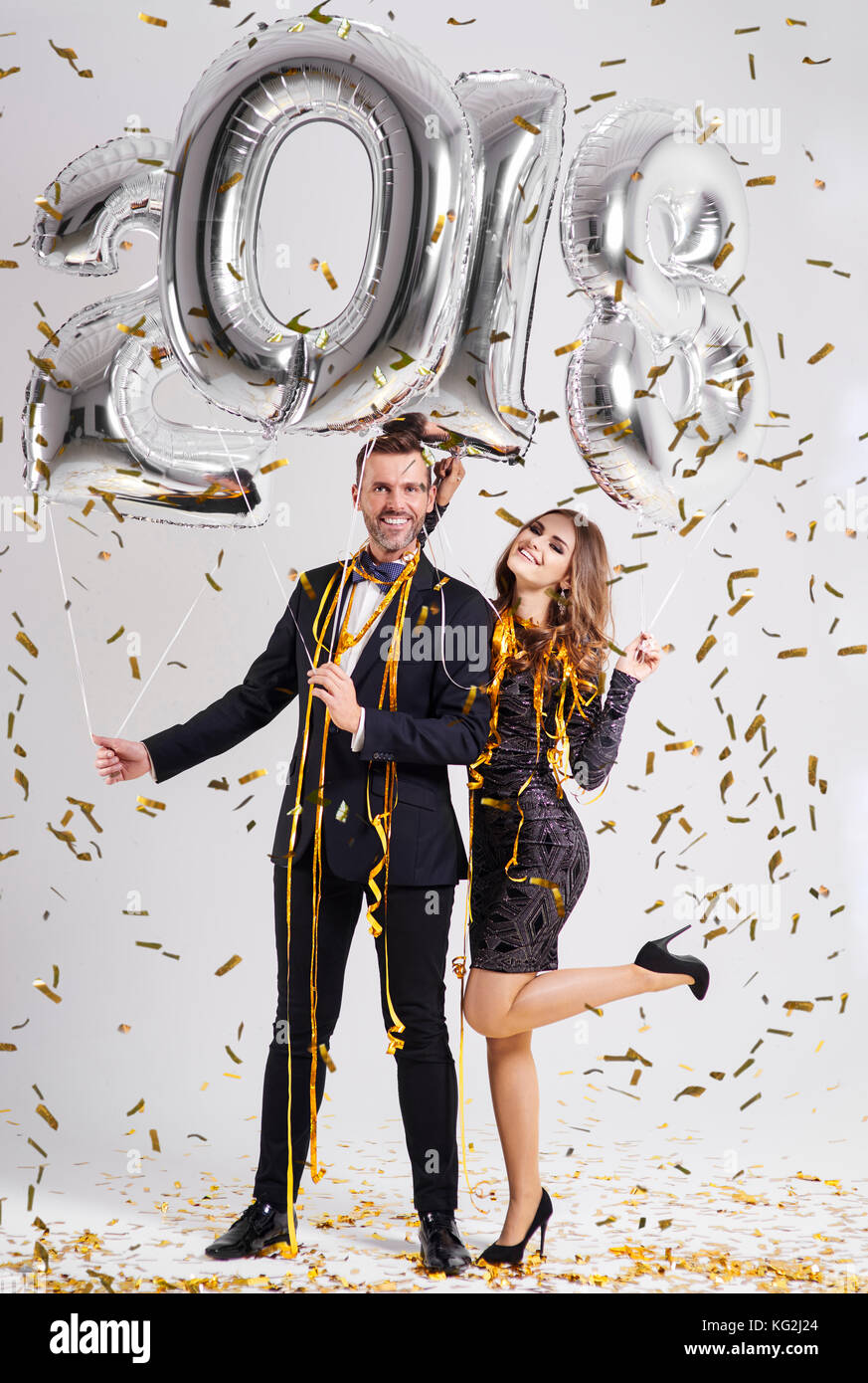 Paar mit Ballons des neuen Jahres posing Stockfoto