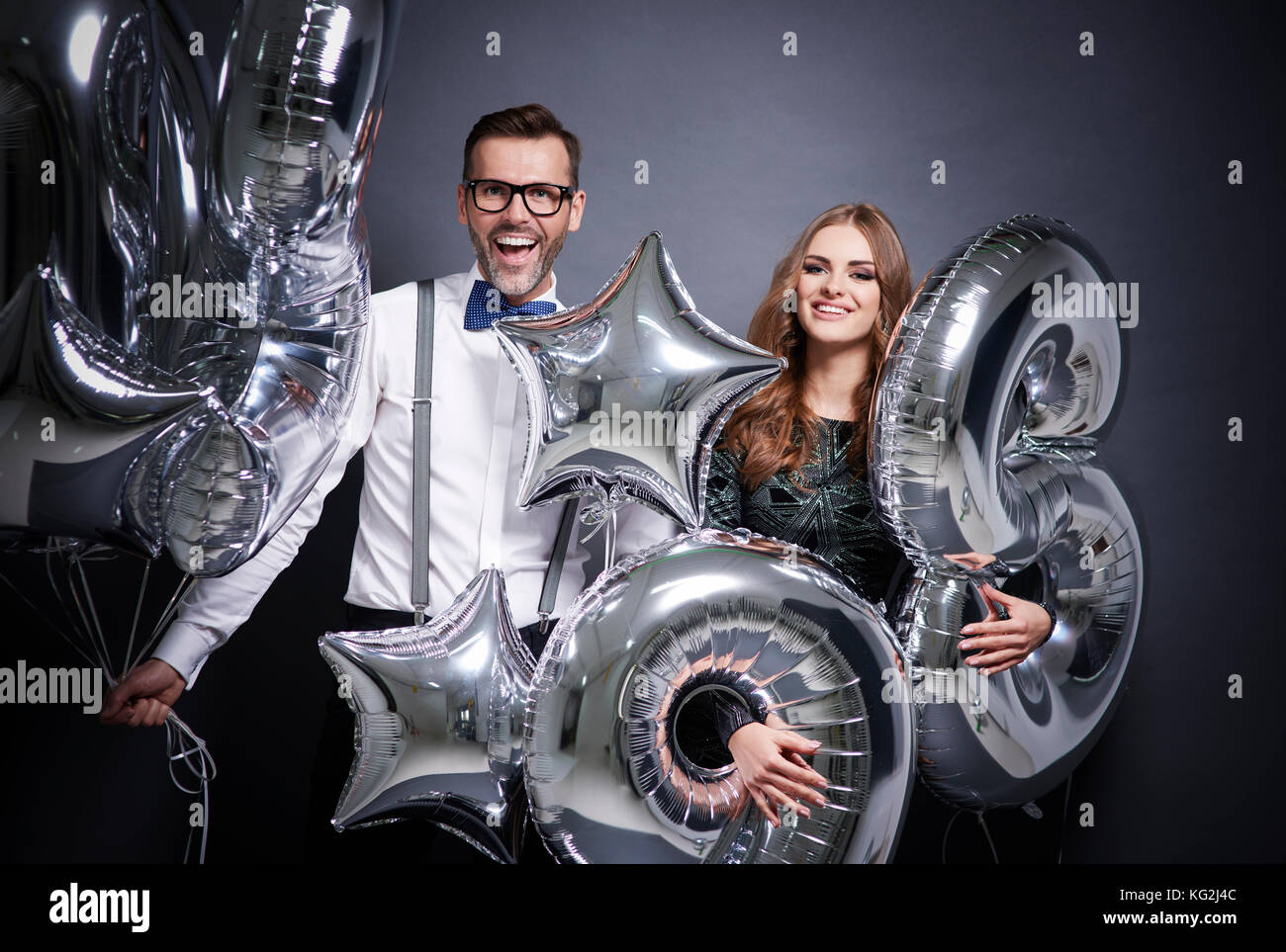 Paar wartet auf einen Geburtstag Person Stockfoto