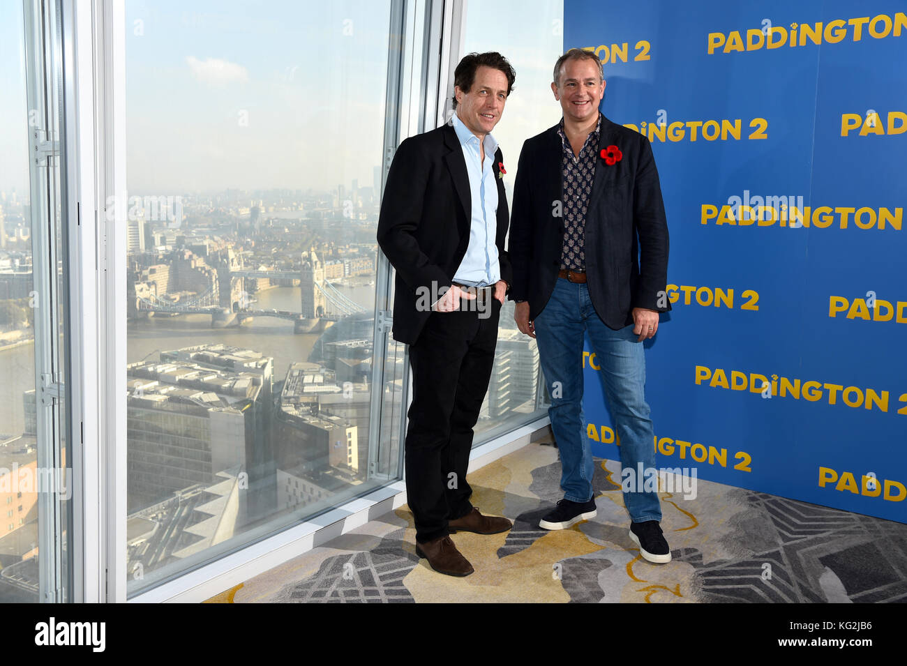 Hugh Grant (rechts) und Hugh Bonneville bei der Paddington 2 Photocall im Shangri-La im Shard, London. DRÜCKEN Sie VERBANDSFOTO. Bilddatum: Freitag, 3. November 2017. Bildnachweis sollte lauten: Matt Crossick/PA Wire Stockfoto