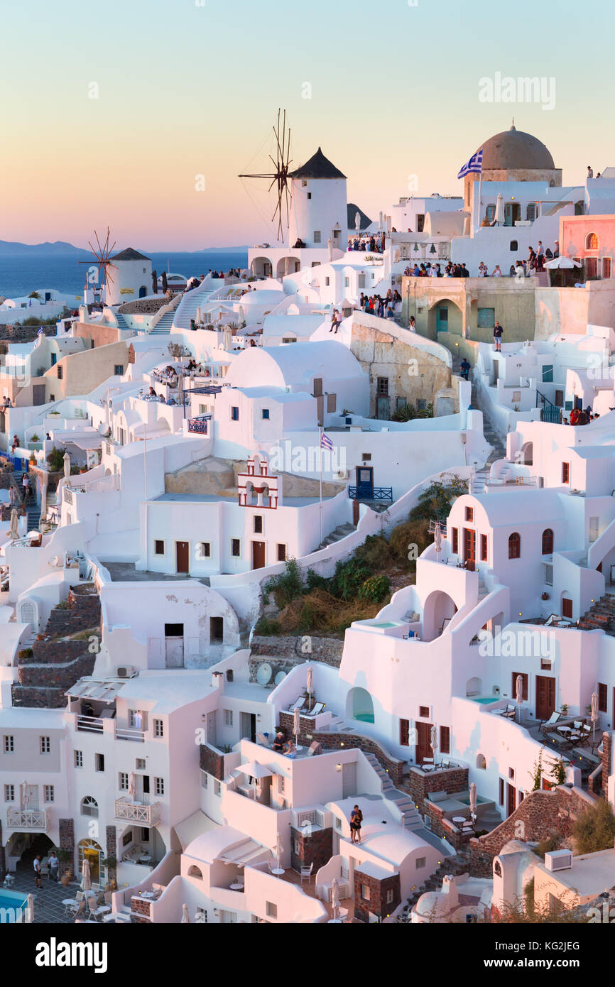 Das Dorf Oia bei Sonnenuntergang, Insel Santorini, Griechenland. Stockfoto