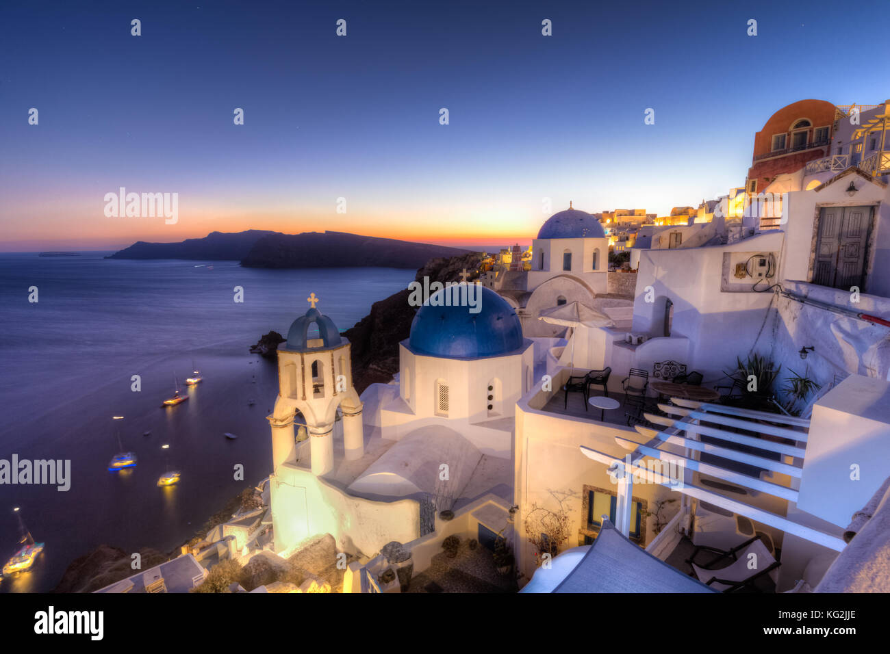 Traditionelle griechische Dorf Oia in der Dämmerung, Insel Santorini, Griechenland. Stockfoto