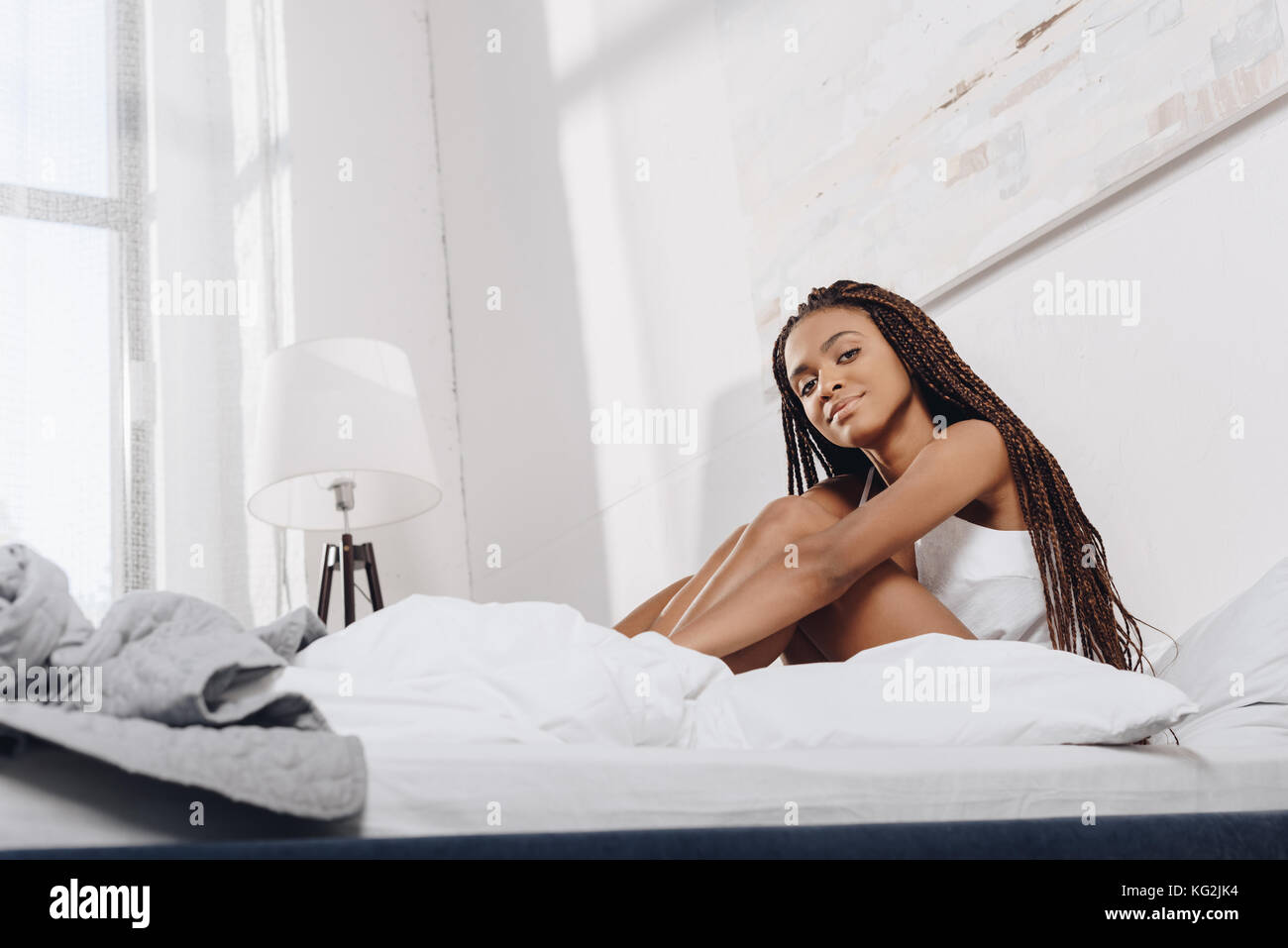 Frau entspannen im Bett Stockfoto
