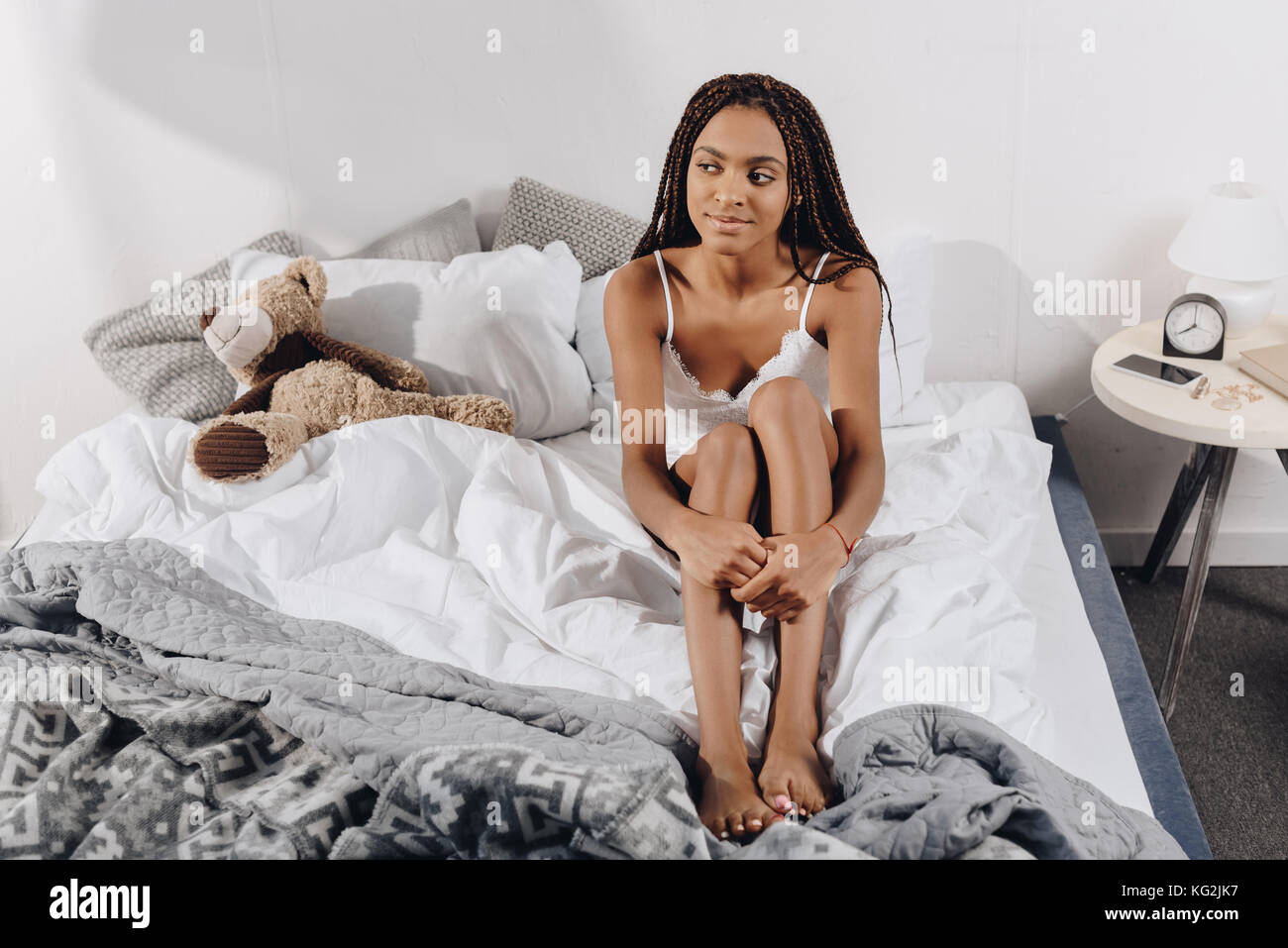 Frau entspannen im Bett am Tag. Stockfoto