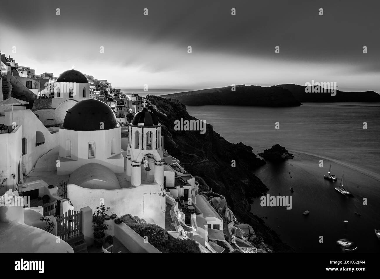 Traditionelle griechische Dorf Oia in Schwarz und Weiß, Insel Santorini, Griechenland. Stockfoto