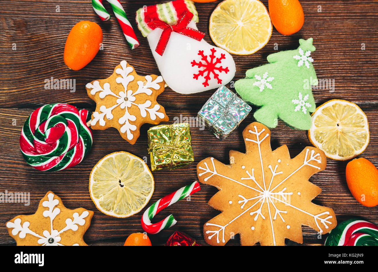 Weihnachten Lebkuchen cookies Hausgemachte auf Holztisch mit Süßigkeiten und neues Jahr Dekorationen. Weihnachten Hintergrund Stockfoto