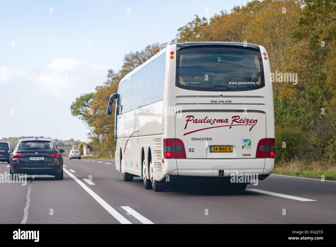Braunschweig/Deutschland - Oktober 29, 2017: Reisebus von paulusma Laufwerke auf der deutschen Autobahn A 2. Stockfoto