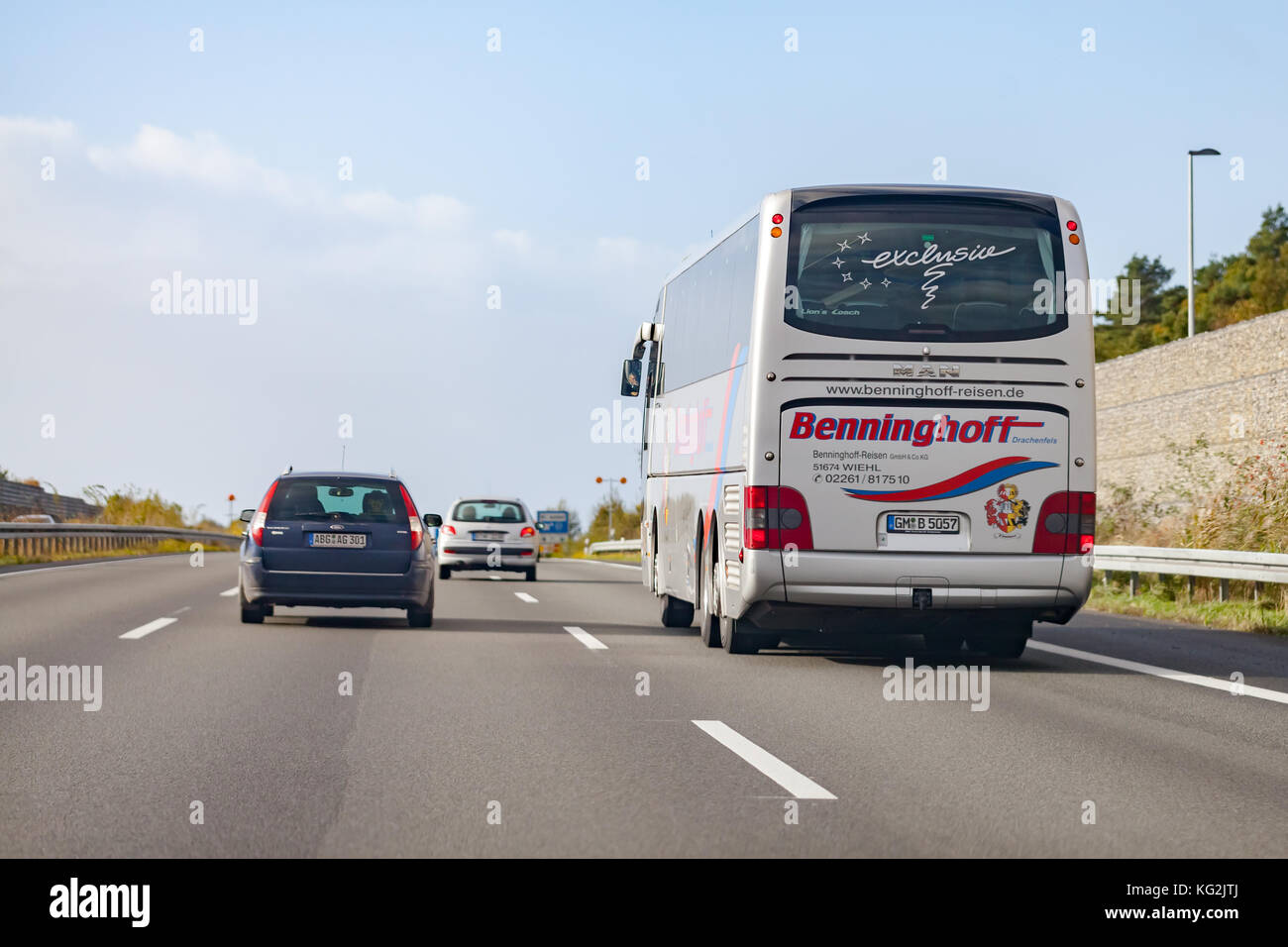 Braunschweig/Deutschland - Oktober 29, 2017: Reisebus von benninghoff Laufwerke auf der deutschen Autobahn A 2. Stockfoto