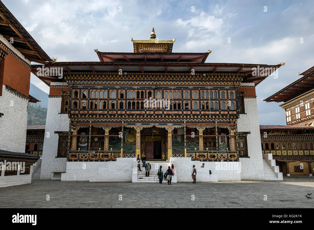 Thimpu, Bhutan - April 9, 2016: Tashichho Dzong ist eines der berühmtesten Festungen in Bhutan und Besucher und Touristen gesehen, um diese zu erkunden Stockfoto