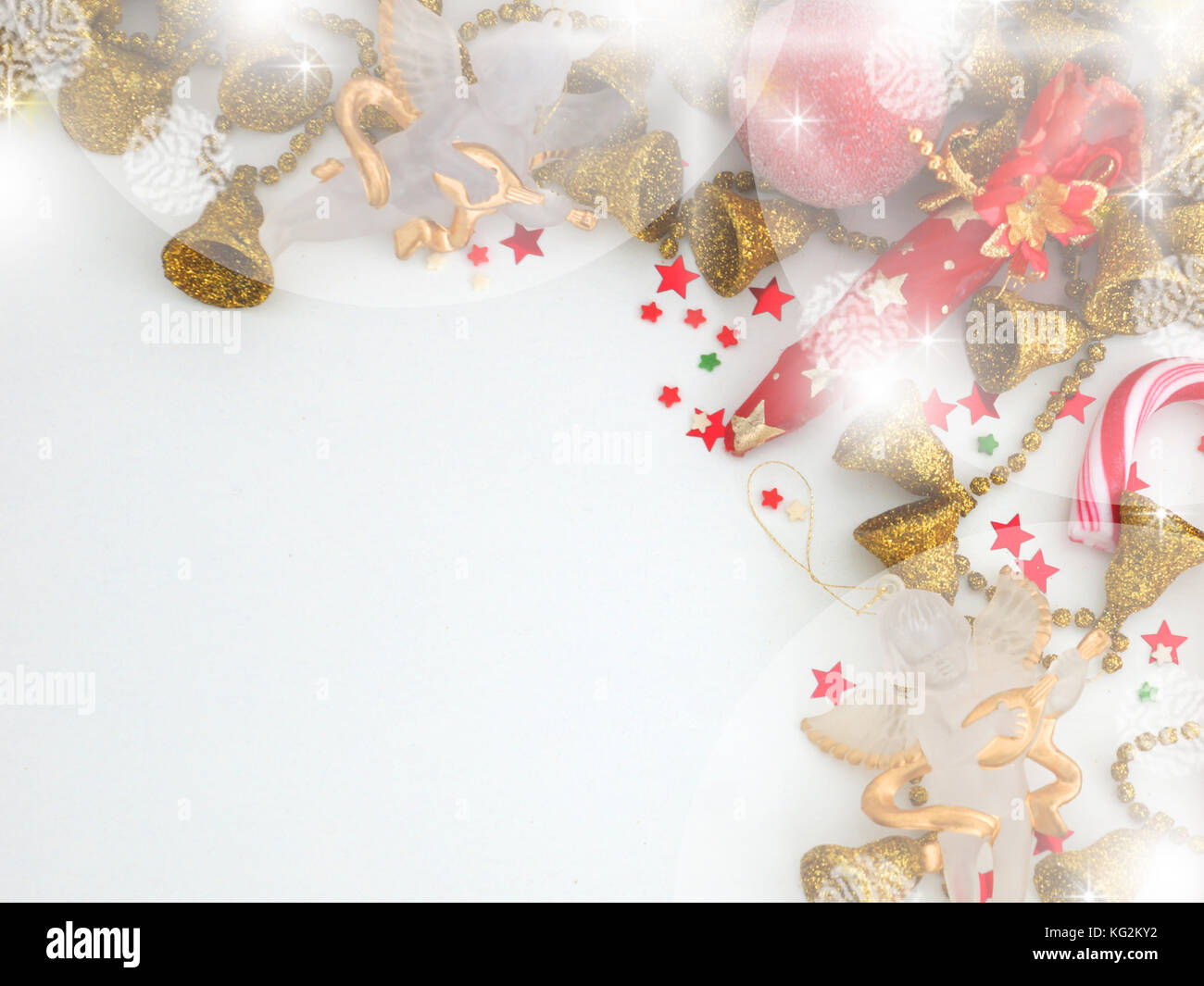 Festliche Dekoration auf weißem Hintergrund Stockfoto