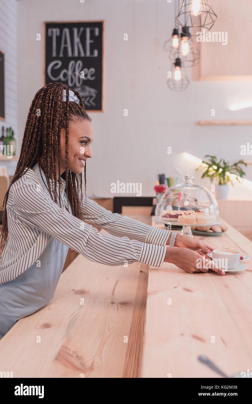 Barista um Client Dienst Stockfoto