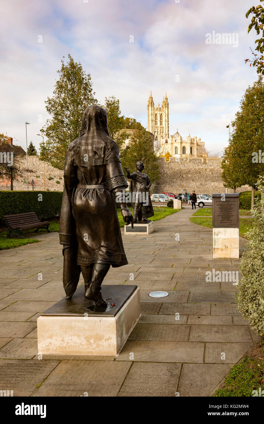 Blick auf die Kathedrale von Canterbury im tiefen Winterlicht von Lady Wooton's Green, Statuen von Bertha und Ethelbert im Vordergrund, Kent, Großbritannien Stockfoto