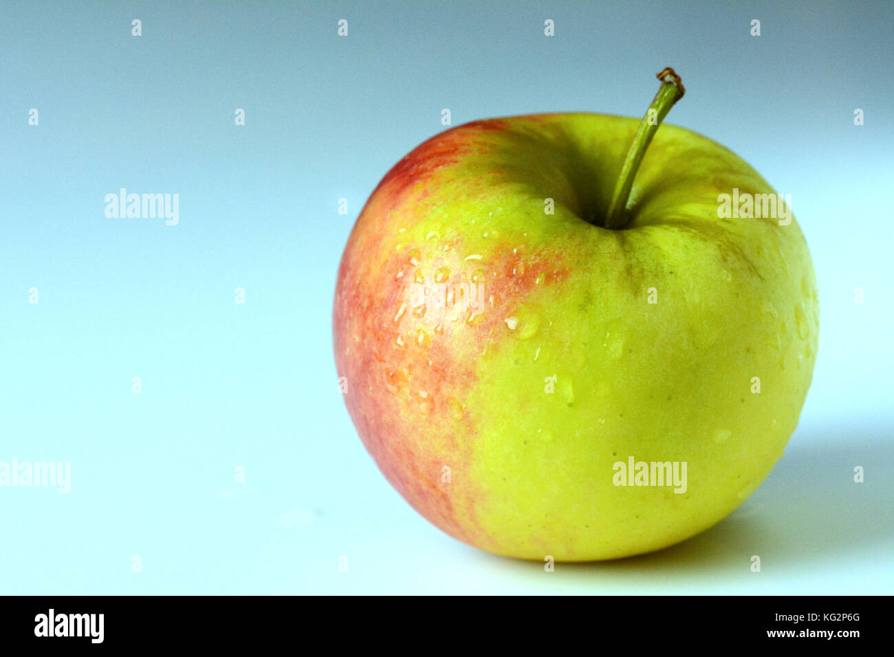 Gelbe Und Rote Apfel Mit Wassertropfen Bedeckt Stiel Sichtbar Auf Weissem Hintergrund Stockfotografie Alamy