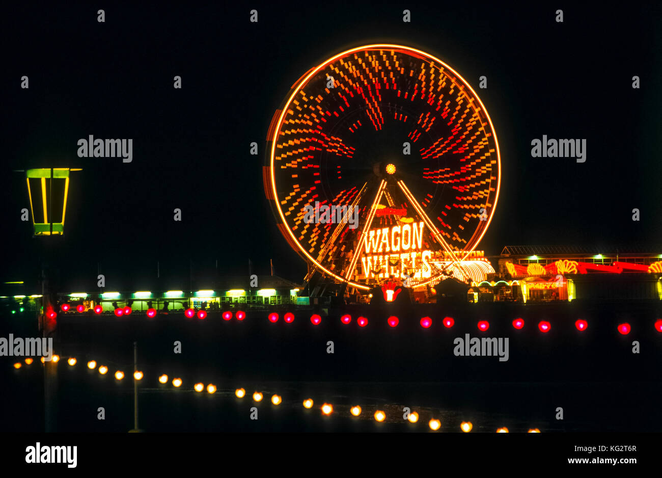 Riesenrad auf dem Central Pier in Blackpool mit jährlicher Beleuchtung. Stockfoto