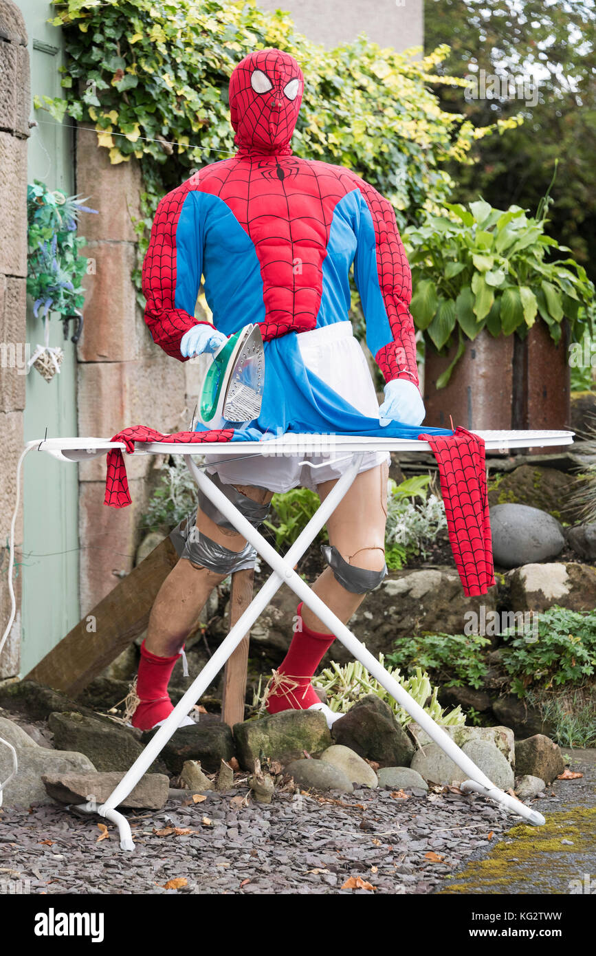 Scarecrow Festival in Bothwell Lanarkshire. Spider-man Eisen seine Kleidung. Stockfoto