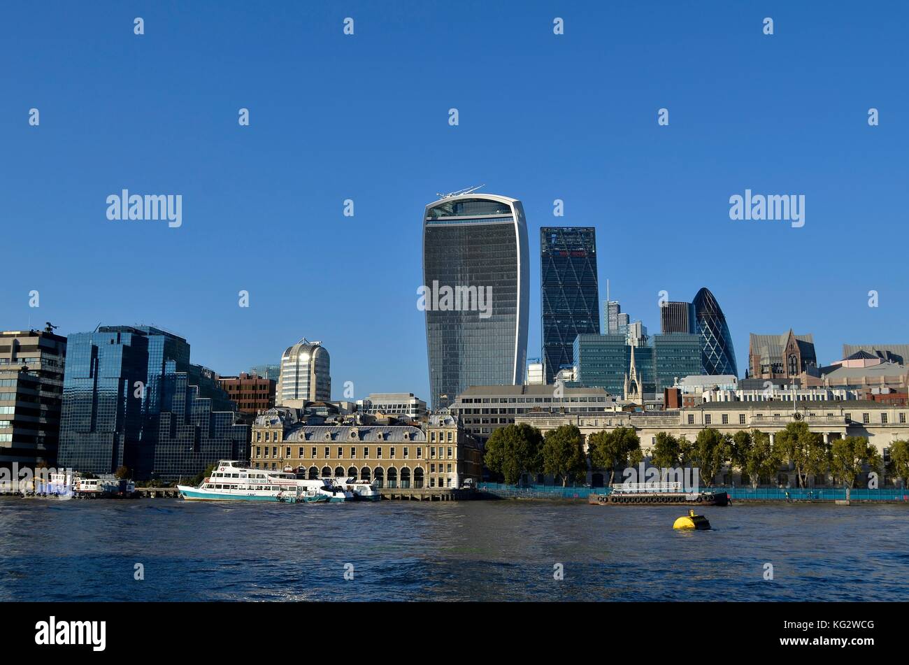 Financial District, London, UK. 20 Fenchurch Street, Leadenhall Building, Gherkin, Minster Court, Northern & Shell, Old Billingsgate Markt sichtbar. Stockfoto