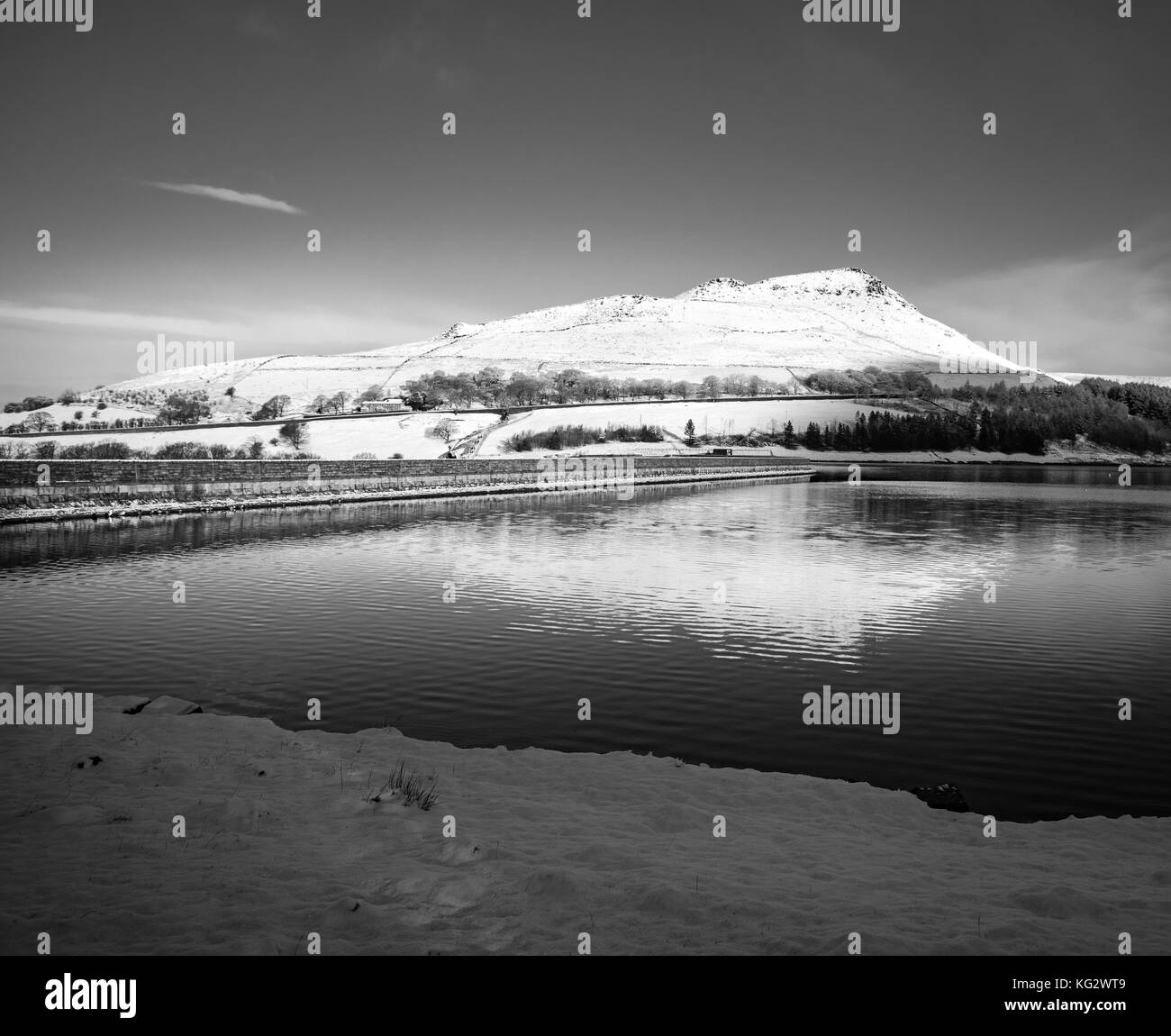 Die schneebedeckten Hügel im Peak District in der Nähe von saddleworth uk Stockfoto